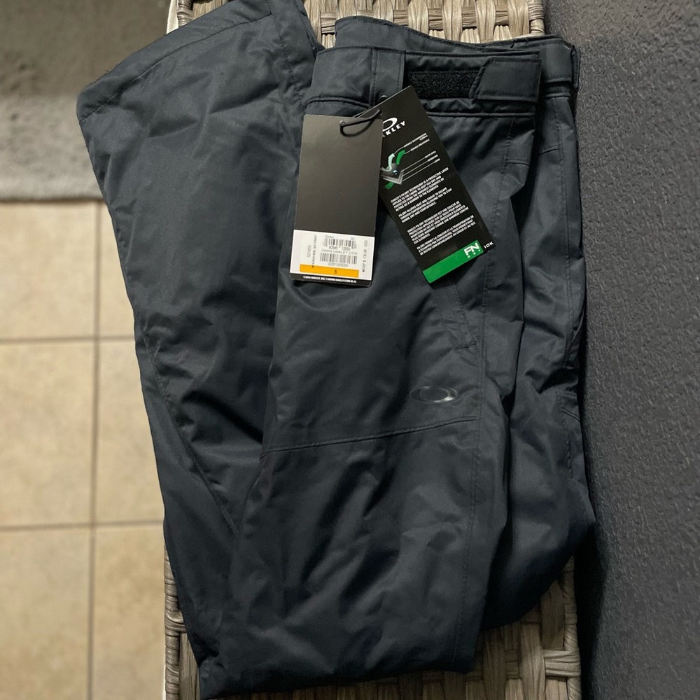 Brand new w/ tag black Oakley snowboarding pants